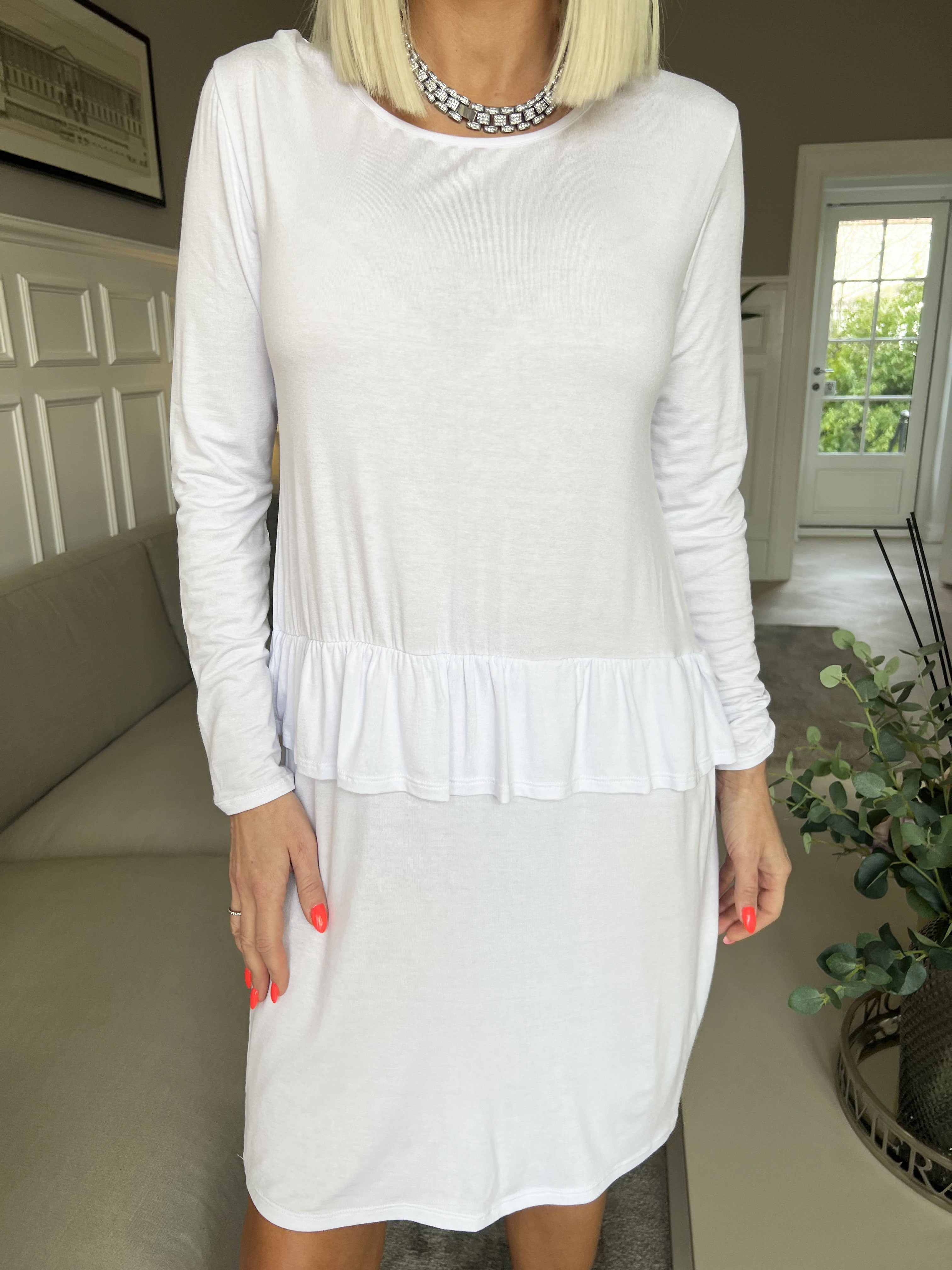 Vega - Ensfarvet jersey kjole med sød flæsekant